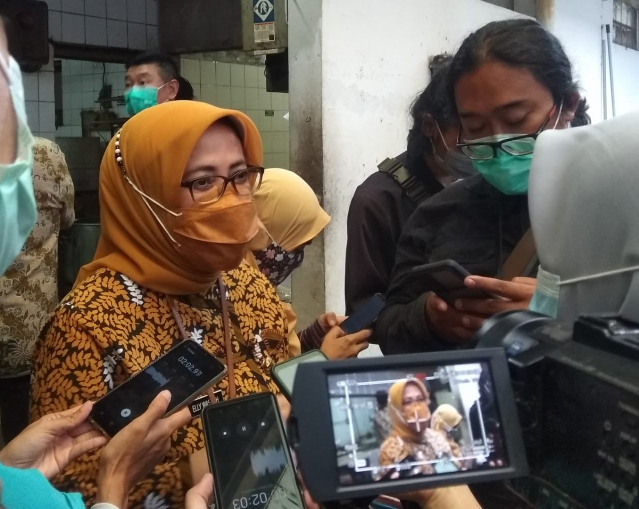 Kepala Disdagin Kota Bandung, Elly Wasliah usai meninjau Pabrik Tahu Talaga di Jalan Sudirman. (Nurrani Rusmana/Jabar Ekspres)