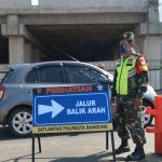 Anggota TNI saat lakukan penjagaan di pos penyekatan Cileunyi pada Kamis (6/5). Yanuar Baswata