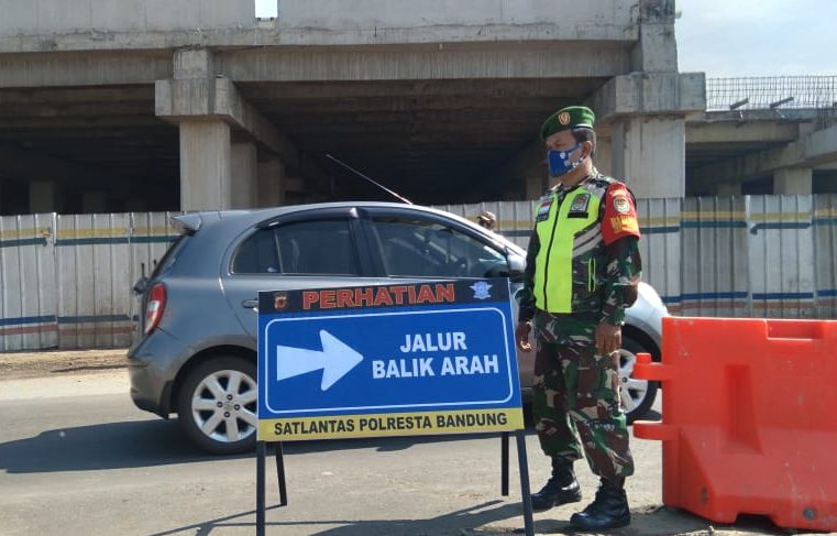 Anggota TNI saat lakukan penjagaan di pos penyekatan Cileunyi pada Kamis (6/5). Yanuar Baswata