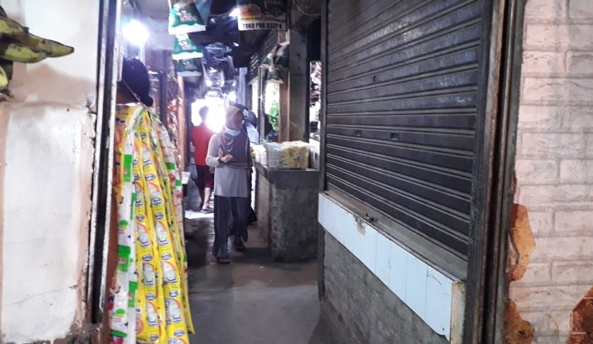 Kios penjual tahu dan tempe di Pasar Cicaheum tutup. (Foto: Nurrani Rusmana)