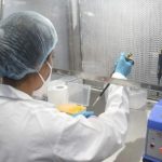 Petugas peneliti dari india tengah bekerja di labolatorium pengujian obat anti virus covid-19