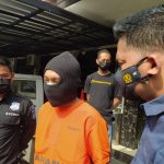 TANGGUNGJAWABKAN PERBUATAN: Anggi Dwi Pangestu (23) tersangka perampasan handphone diamankan pihak Satreskrim Polres Cimahi.