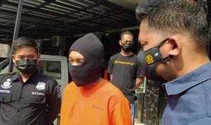 TANGGUNGJAWABKAN PERBUATAN: Anggi Dwi Pangestu (23) tersangka perampasan handphone diamankan pihak Satreskrim Polres Cimahi.