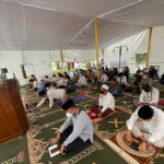 Kegiatan keagamaan di bawah tenda areal pembangunan Masjid At Tabayyun Taman Villa Meruya, Jakarta Barat. (ANTARA/HO)
