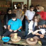 Menteri Pariwisata dan Ekonomi Kreatif (Menparekraf) Sandiaga Salahuddin Uno bersama artis Cinta Laura saat mengunjungi Desa Wisata Cibuntu, Kuningan, Jawa Barat, Senin (31/5/2021). ANTARA/Khaerul Izan/aa.