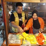 Pedagang Tahu di Pasar Panorama Lembang tengah Meladeni Pembeli di tengah kabar Aksi Mogok Massal Produksi Tahu dan Tempe