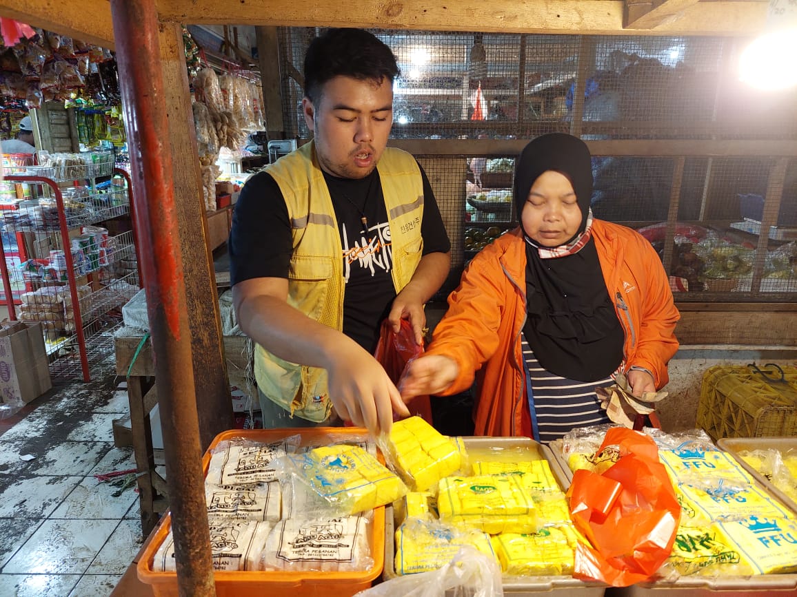 Pedagang Tahu di Pasar Panorama Lembang tengah Meladeni Pembeli di tengah kabar Aksi Mogok Massal Produksi Tahu dan Tempe