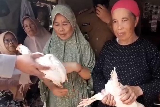 Beberapa warga Cianjur lanjut usia mendapat hadiah ayam usai di vaksin