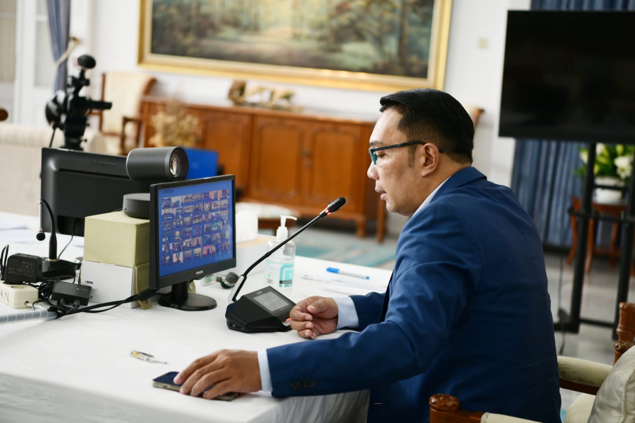 Gubernur Jawa Barat Ridwan Kamil Sedarg menerima laporan perkembangan virus varian delta.