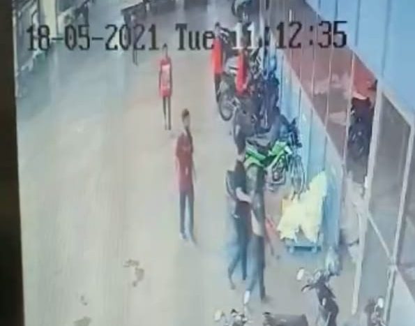 Hasil Screenshoot kasus penganiayaan dari rekaman CCTV komplek gudang SI Cepat