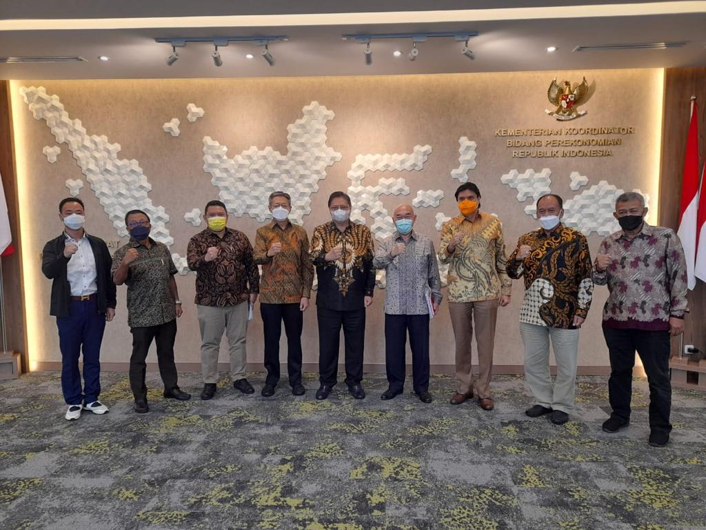 Pengurus Besar Wushu Indonesia (PB WI) dan Pengurus Pusat Kick Boxing Indonesia (PP KBI) usai beraudiensi dengan Airlangga Hartarto yang juga Ketua Umum PB WI dan Dewan Pembina PP KBI, di Kantor Kemenko Perekonomian. (HO/PB Wushu Indonesia)