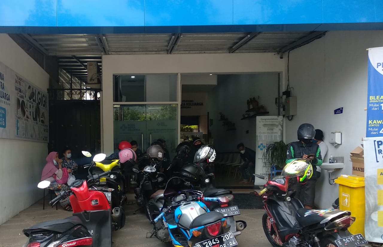 alah satu Klinik yang ada di Kabupaten Bandung, terpantau setiap harinya selalu penuh.