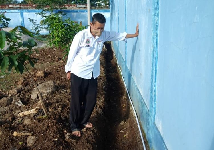Kepala Sekolah SMPN 59 Kota Bandung Asep Ramdani sedang meninjau langsung pembuaan drainese untuk pembuangan air hujan