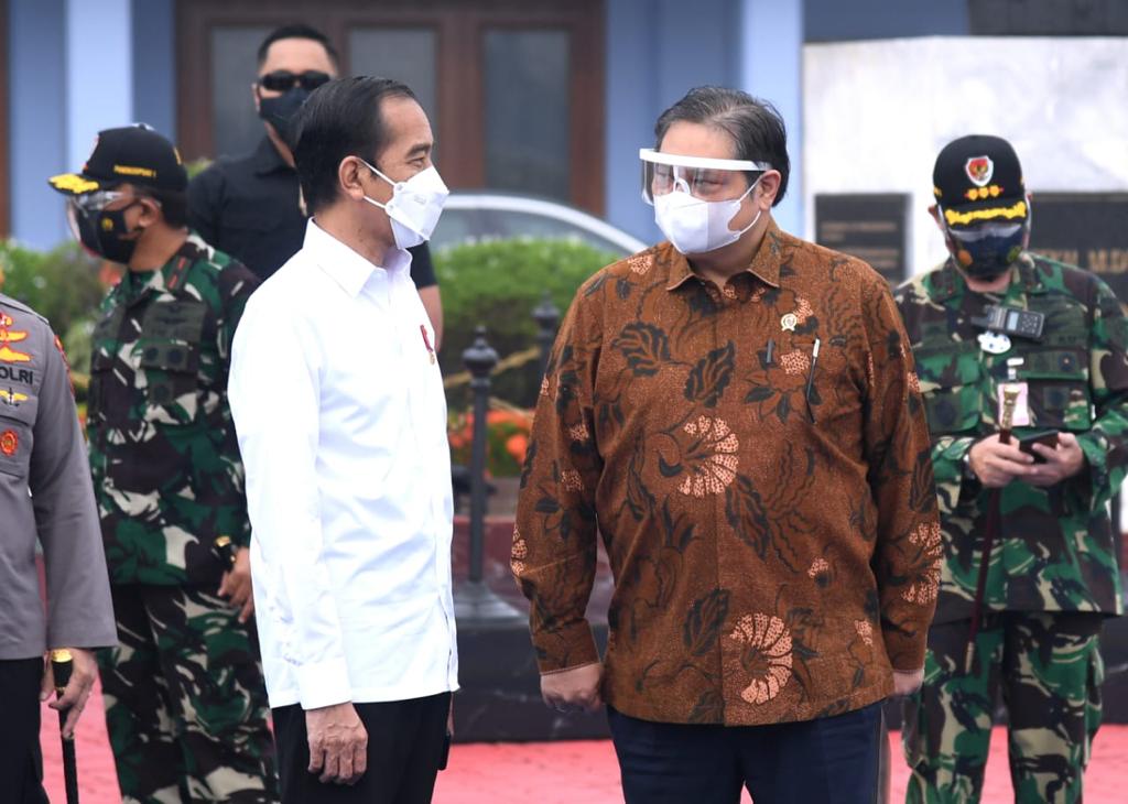 Ketua KPCPN Airlangga Hartarto tengah berdiskusi dengan Presiden Joko Widodo atas peningkatan kasus Positif Covid-19