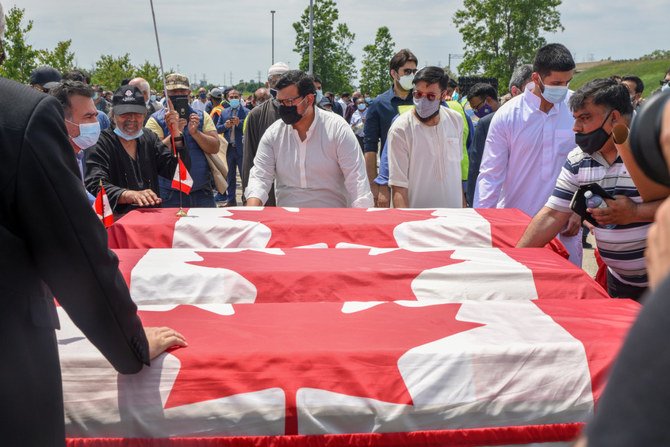 Peti mati yang dibungkus bendera itu dibawa saat pemakaman keluarga Afzaal di Islamic Center of Southwest Ontario, di London, Ontario, Kanada pada 12 Juni 2021. (REUTERSAlex Filipe)