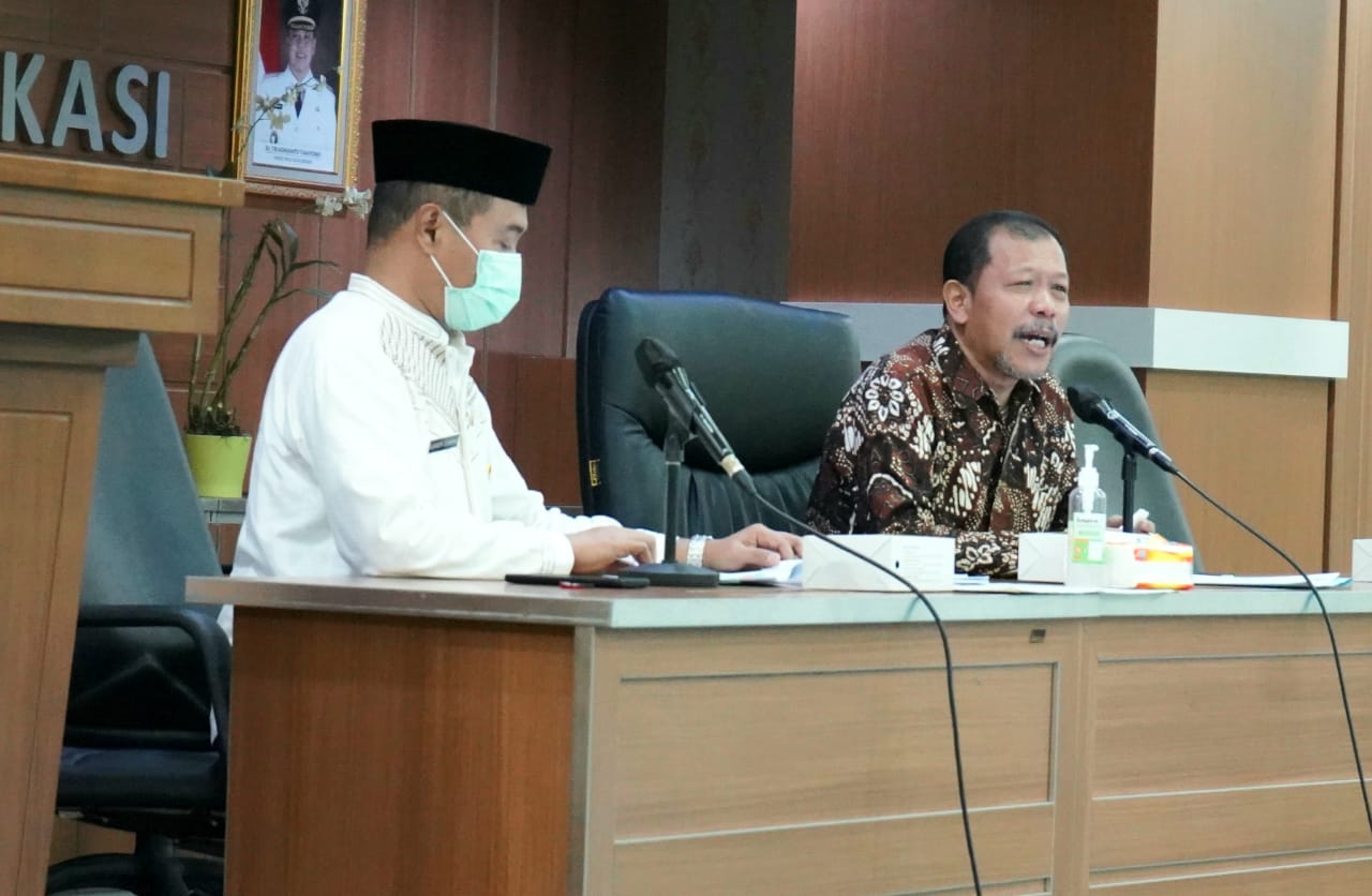 Pimpinan dan Anggota Pansus IV DPRD Provinsi Jawa Barat Saat Rapat Kerja Dengan Kantor Dinas Perpustakaan dan Arsip Kota Bekasi