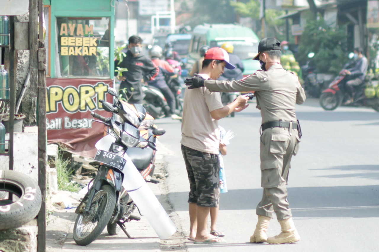 Razia Prokes kepada masyarakat yang enggan gunakan masker