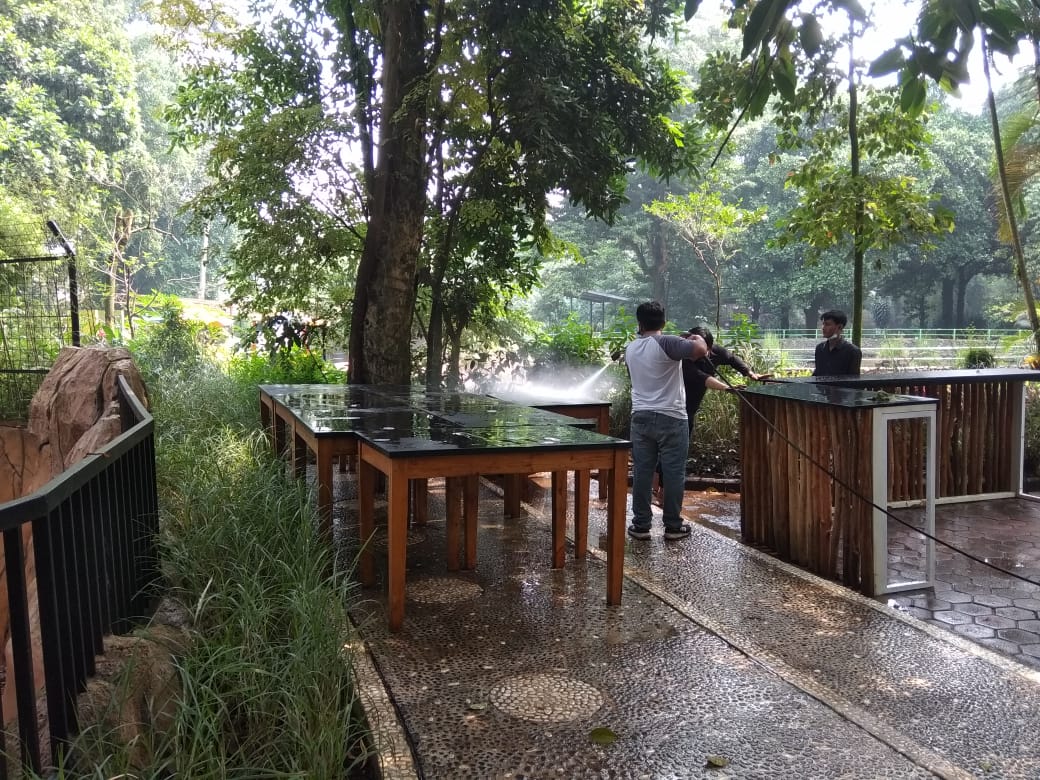 Penyemprotan disinfektan oleh pegawai di Kebun Binatang Bandung, Selasa (1/6). (Foto: Nurrani Rusmana/Jabar Ekspres)