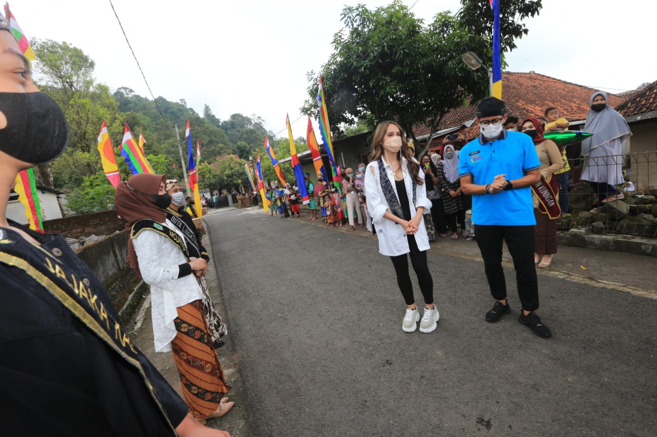 Menteri Pariwisata dan Ekonomi Kreatif, Sandiaga Salahuddin Uno (kanan) ditemani artis Cinta Laura (kiri).