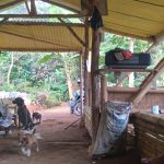 Para petani kopi di Desa Jatiroke, Kecamatan Jatinangor, Kabupaten Sumedang saat beristirahat di sebuah saung dekat kebun, Selasa (1/6). (Yanuar Baswata/Jabar Ekspres)