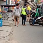 Kabel Terputus Gara-gara Tersangkut Truk Proyek mengakibatkan kemacetan di jalan warung contong Kota Cimahi