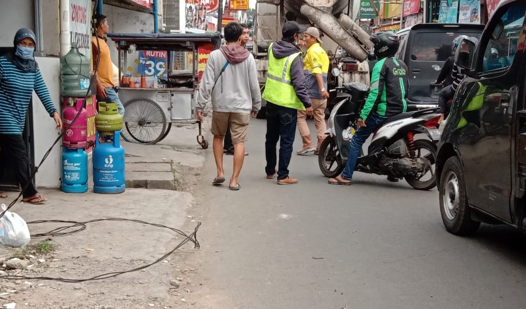 Kabel Terputus Gara-gara Tersangkut Truk Proyek mengakibatkan kemacetan di jalan warung contong Kota Cimahi