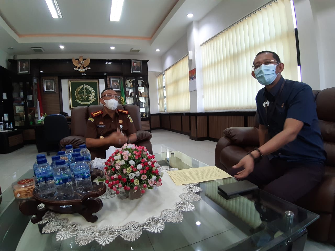 Kepala Kejaksaan Negeri Kabupaten Bandung, Paryono (kiri) bersama Kepala Seksi Perdata dan Tata Usaha Negara (Datun) pada Kejari Kabupaten Bandung, Noordien Kusumanegara.