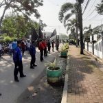 Ratusan buruh gabungan GOBSI dan KSPSI Jawa Barat berunjuk rasa di depan Kantor Pengadilan Bale Bandung di Baleendah, Kabupaten Bandung, Kamis (3/6).