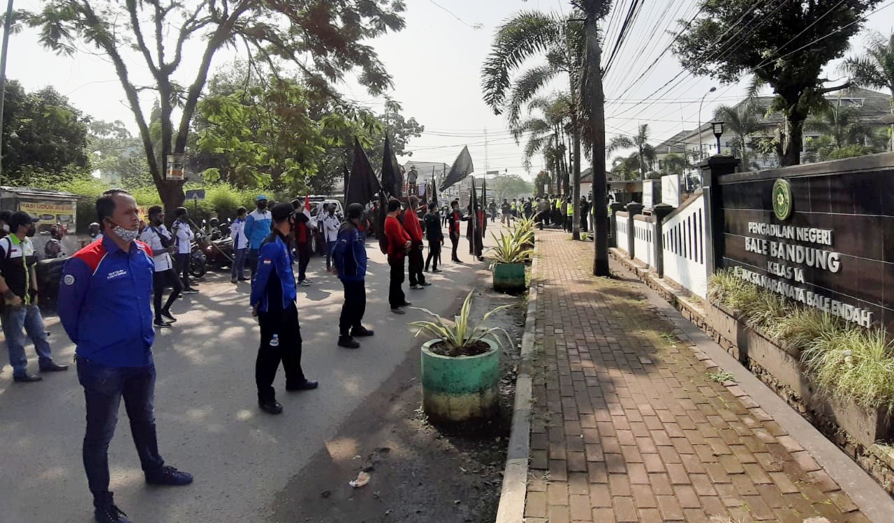 Ratusan buruh gabungan GOBSI dan KSPSI Jawa Barat berunjuk rasa di depan Kantor Pengadilan Bale Bandung di Baleendah, Kabupaten Bandung, Kamis (3/6).