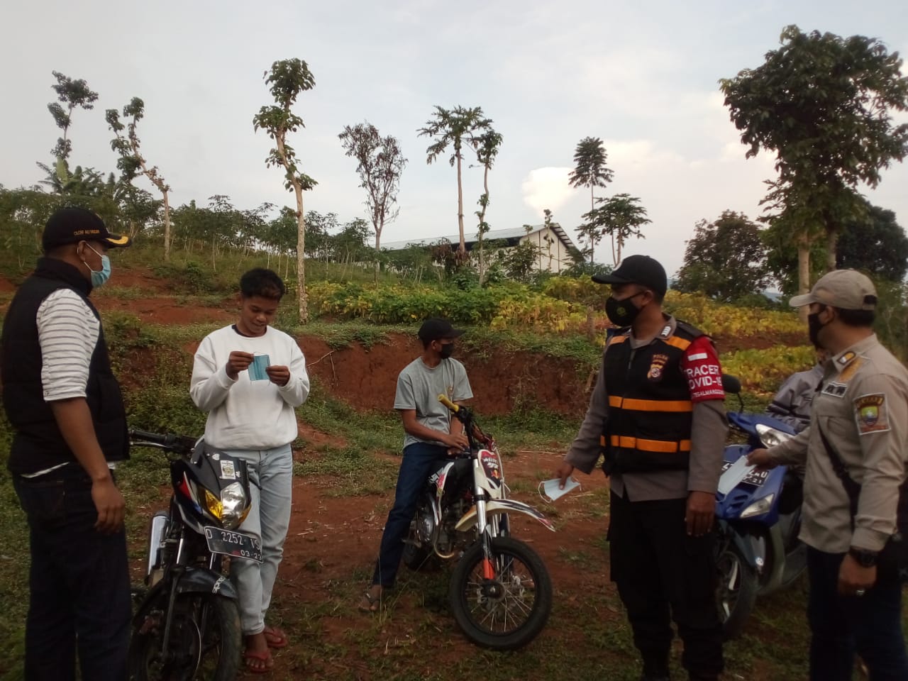 Tim Satgas Covid-19 Desa Tegalmanggung saat membagikan masker kepada warga.