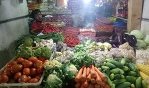 Pedagang sayuran sudah berjualan kembali di Pasar Atas Baru. Disdagkoperin Kota Cimahi pastikan kepokmas aman. (Intan Aida/Jabar Ekspres)