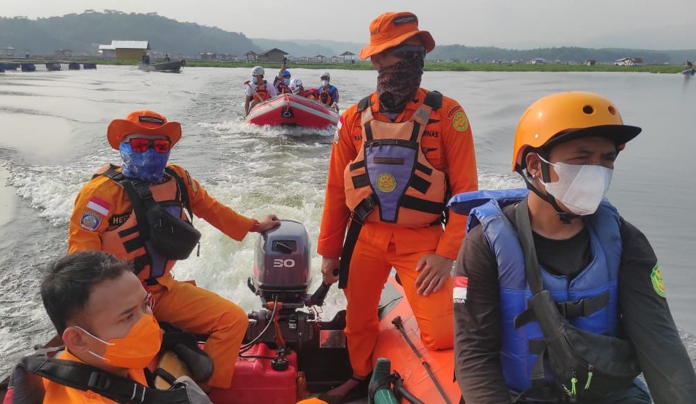 Hari keempat proses pencarian korban tenggelam di perairan Waduk Cirata. Foto/Istimewa.