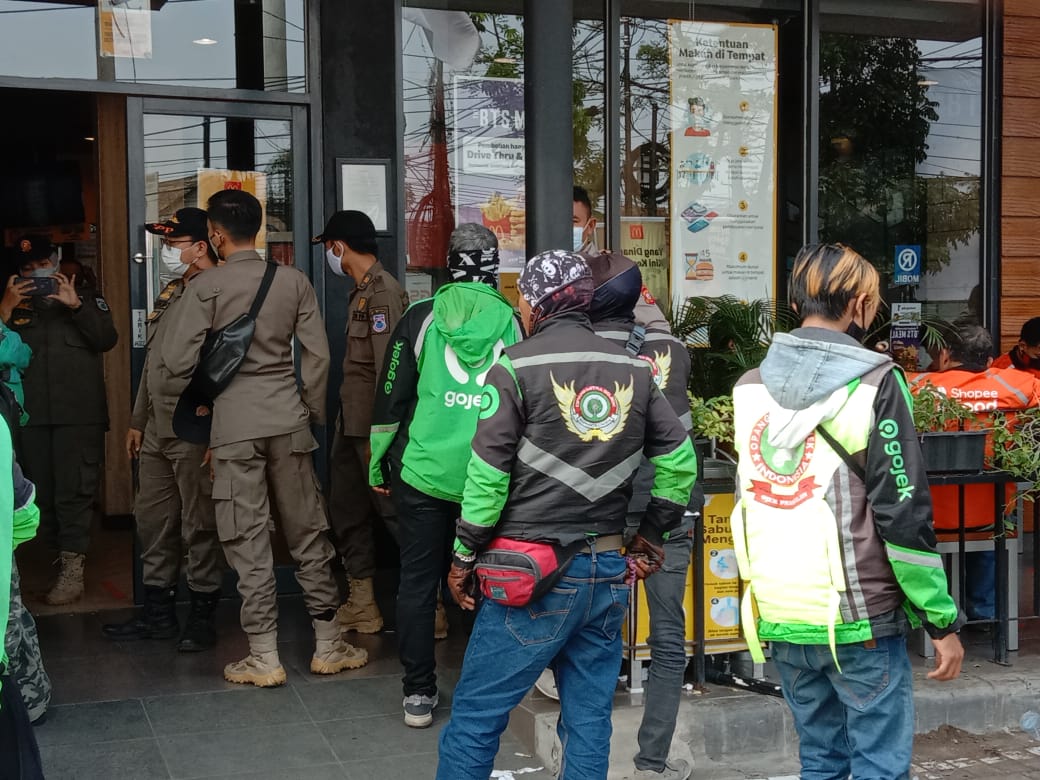 Petugas Satgas Covid-19 datang mengurai kerumunan di McDonald's Cimahi, Rabu (9/6). (Intan Aida/Jabar Ekspres).