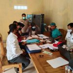 Situasi saat pengembalian formulir pendaftaran Calon Pilkades di Desa Cikahuripan, Kecamatan Cimanggung, Kabupaten Sumedang, Kamis (10/6). (Yanuar Baswata/Jabar Ekspres)