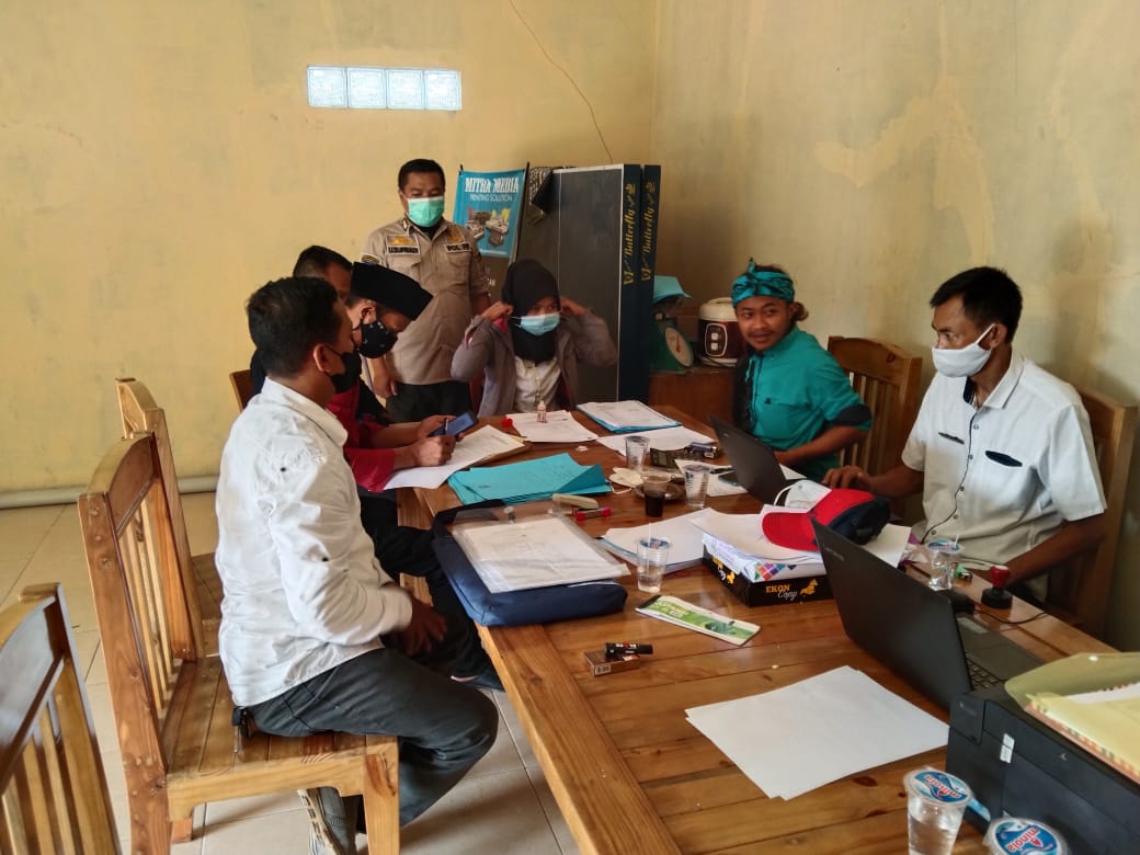 Situasi saat pengembalian formulir pendaftaran Calon Pilkades di Desa Cikahuripan, Kecamatan Cimanggung, Kabupaten Sumedang, Kamis (10/6). (Yanuar Baswata/Jabar Ekspres)