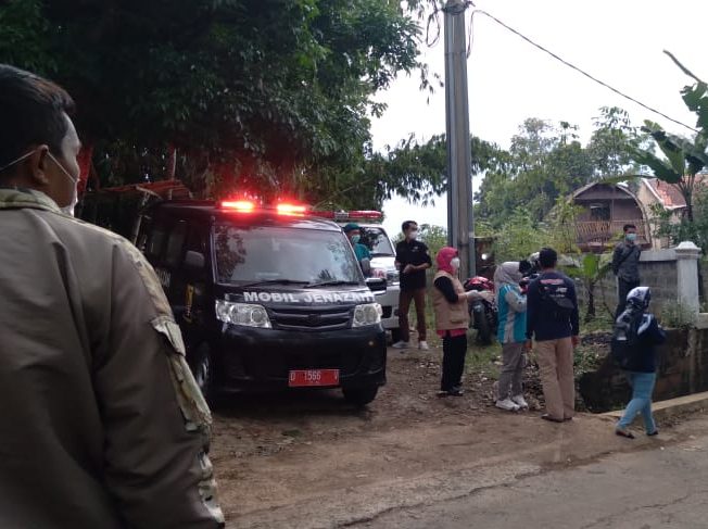 Ambulans RSUD Cicalengka saat mengantarkan jenazah warga Desa Pasirnanjung, Kecamatan Cimanggung, Kabupaten Sumedang yang diduga meninggal terpapar Covid-19. (Yanuar Baswata/Jabar Ekspres)