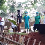 Petugas pengantar jenazah dari RSUD Cicalengka bersama warga Desa Pasirnanjung, Kecamatan Cimanggung, Kabupaten Sumedang saat proses pemakaman. (Yanuar Baswata/Jabar Ekspres)