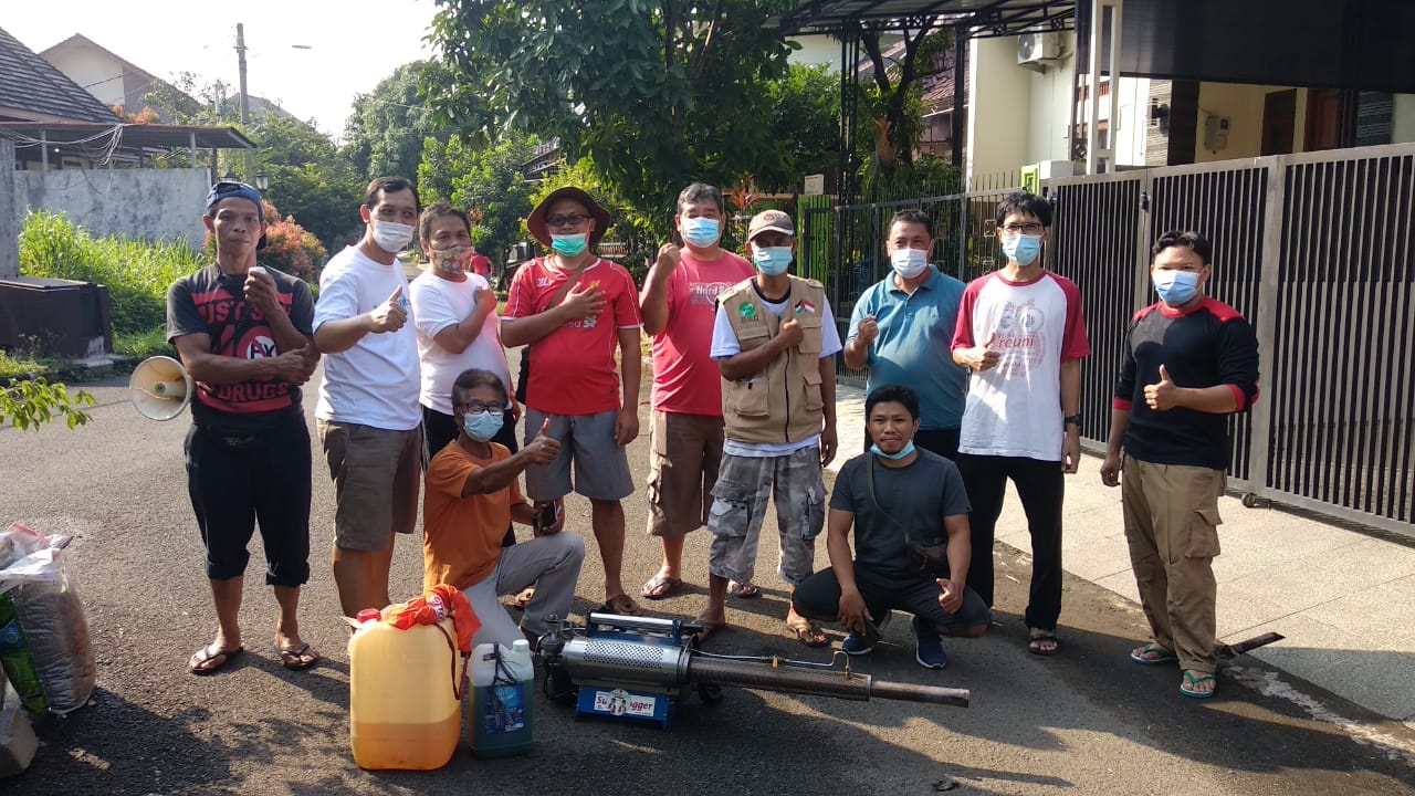 Pengurus RW 08 bersama warga kluster Dahlia dan Delonix, Kelurahan Tirtajaya sebelum lakukan Penyemprotan Sarang Nyamuk (PSN) 3M Plus, Minggu. (Haris Samsuddin/Jabar Ekspres)