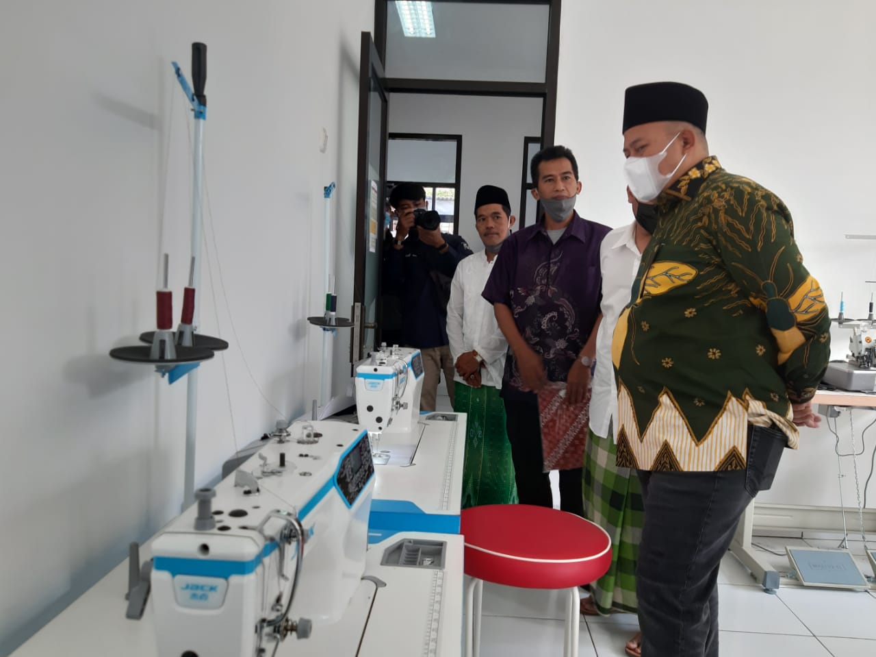 Ketua Fraksi PKB DPR RI, Cucun Ahmad Syamsurijal meresmikan BLKK Ponpes Bustanul Wildan, Sabtu (12/6).