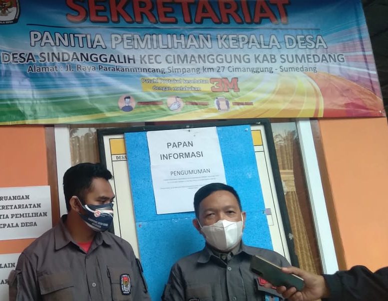 Ketua Panitia Pilkades Sindanggalih Angga R. Wijaya (kanan) di Sekretariat Desa Sindanggalih, Kecamatan Cimanggung, Kabupaten Sumedang, Senin (14/6). (Yanuar Baswata/Jabar Ekspres)