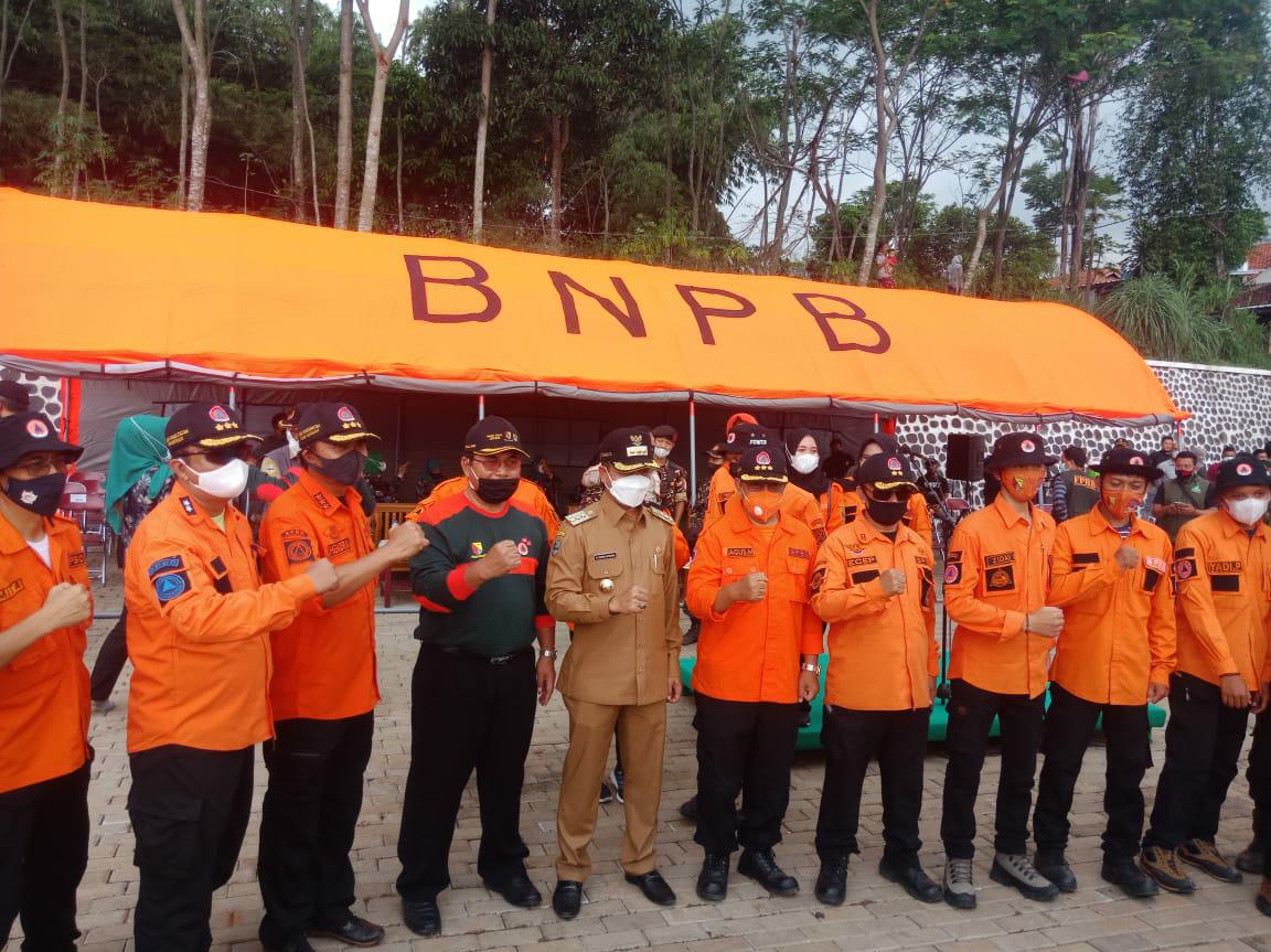 Bupati Bandung, Dadang Supriatna (tengah) saat foto bersama anggota BPBD Kabupaten Bandung di Kecamatan Cikancung, Selasa (15/6).