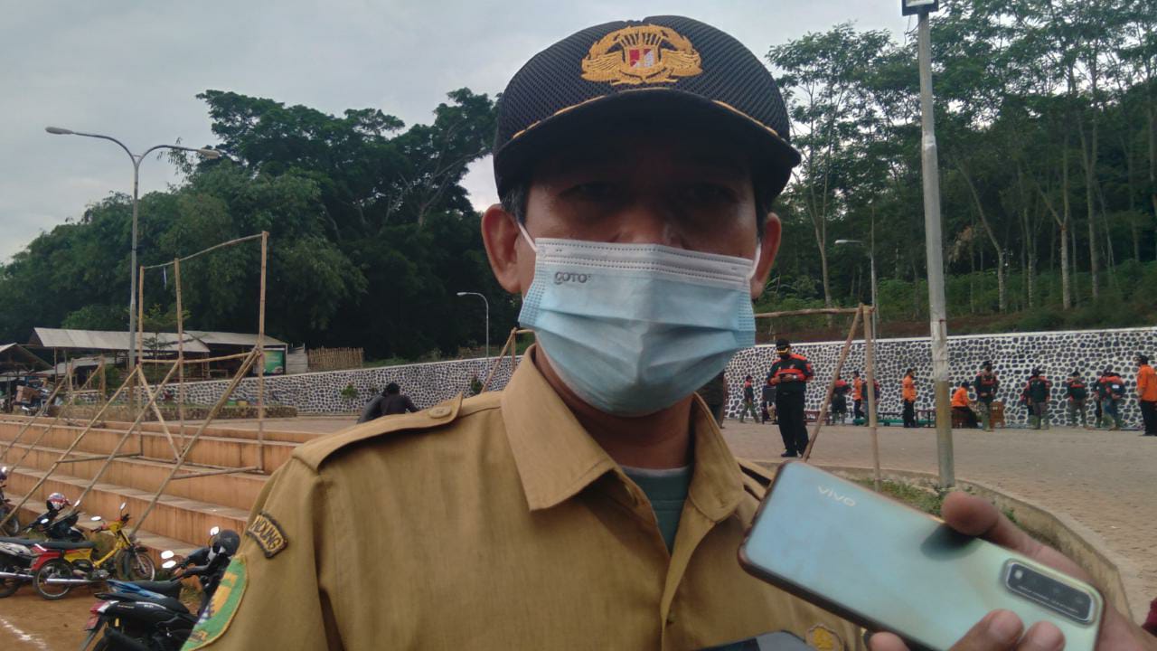 Sekretaris Camat Cikancung Aries R Maolani di Alun-alun Cikancung, Rabu (16/6). (Yanuar Baswata/Jabar Ekspres)