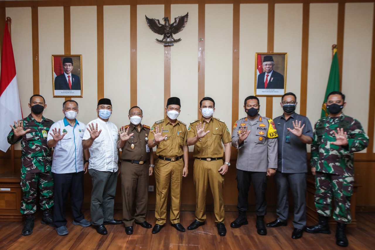 Bupati Bandung, Dadang Supriatna (tengah) bersama seluruh unsur yang terlibat dalam diterbitkannya SE PPKM.