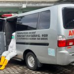 Sopir ambulans, Aan Suherman 52, tengah istirahat setelah mengantar Pasien Covid-19, dengan menggunakan Alat Pelindung Diri (APD). (Yully S Yulianty/Jabar Ekspres)