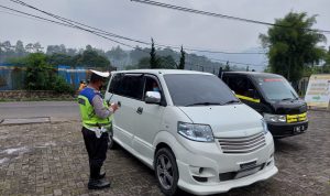 Petugas kepolisian saat memeriksa surat jalan dan bebas Covid-19 pengendara asal Jakarta yang masuk Lembang. (Ilustrasi)