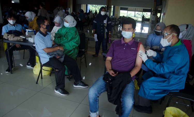 Sejumlah warga Cimahi sedang melakukan penyuntikan vaksin dengan tenang, Cimahi Technopark, Rabu (23/6).