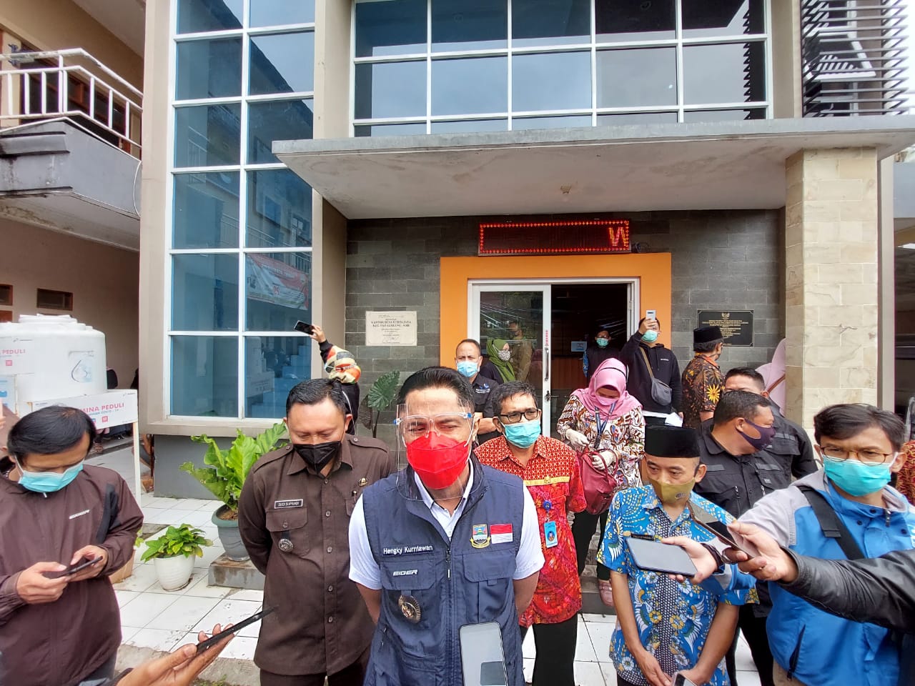 Plt Bupati KBB, Hengky Kurniawan saat meninjau pelaksanaan vaksinasi Covid-19 di Desa Kertajaya, Padalarang.