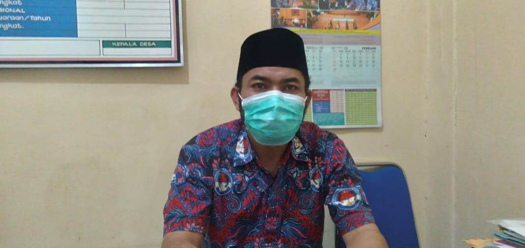 Kepala Seksi Kesejahteraan Desa Rancaekek Wetan, Agus Ubaidillah saat ditemui di ruangannya, Kamis (24/6). (Yanuar Baswata/Jabar Ekspres)