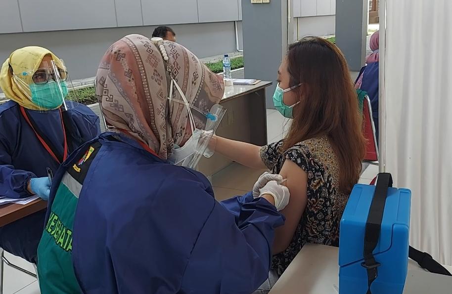 Salah seorang warga dari komunitas pekerja melaksanakan vaksin program HUT Bhayangkara, Sabtu (26/6). (Yully S Yulianty/Jabar Ekspres)