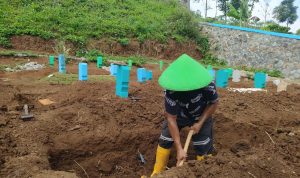 ILUSTRASI: Tukang gali kubur sedang mengerjakan galiannya di pemakaman khusus Covid-19 wilayah Cipageran, Kecamatan Cimahi Selatan.